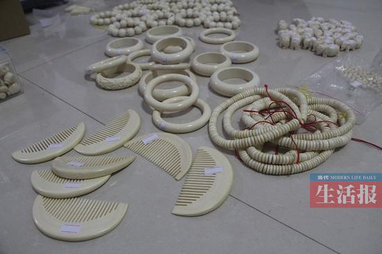查获的象牙制品 当代生活报通讯员供图