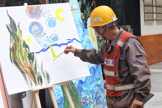 爱画画工作室的老师已提前为画板临摹上星空图。一起期待黑白的画板上的七彩画作吧。
