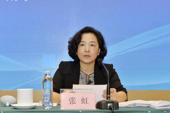 自治区工商局党组书记、局长张虹在会上通报全区实施商标品牌战略工作情况 杨彪/摄