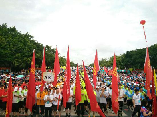 第九届广西体育节开幕式现场,人声鼎沸。(图:韦兰思)