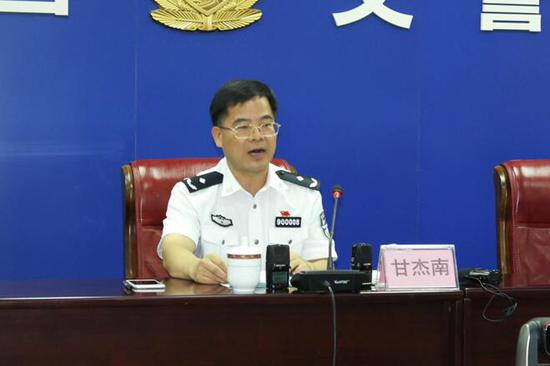 广西公安厅交警总队副总队长甘杰南在会上进行通报 韦芳婷/摄