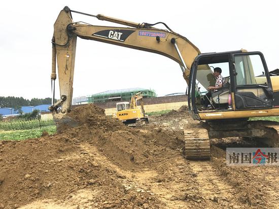 双冲大桥南岸污水提升泵站正在建设中,建成后能将双冲大桥上游十一冶生活区一带及河西工业园的污水,提升后输送到龙泉山污水处理厂。记者黄显巧 摄