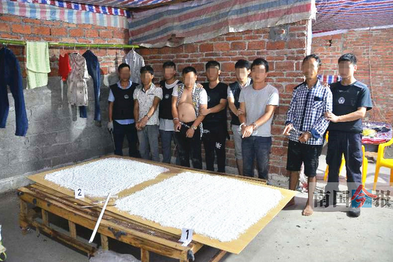 制毒嫌疑人被当场抓获,并指认刚生产出来的麻黄碱。 警方供图