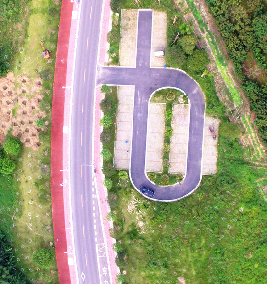 环江滨水大道沿线风景优美,沿路预设了公交车停靠位置,却至今未开通公交路线。(航拍图)记者卿要林 摄