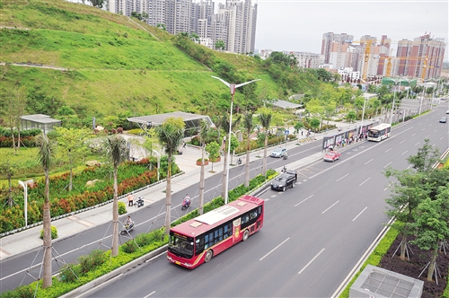 出了地铁站口,市民可及时换乘公交 本报记者 段柳健 摄