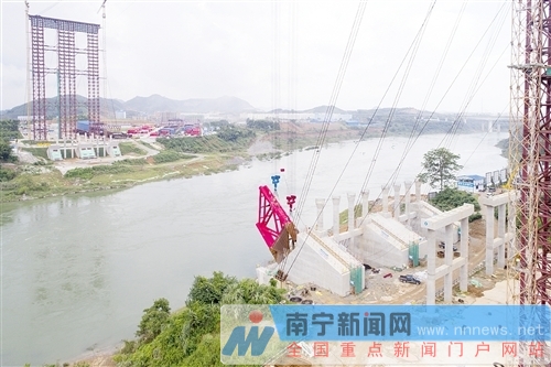 马滩红水河特大桥拱跨第一块拱肋正在进行吊装作业。记者 段柳健 摄