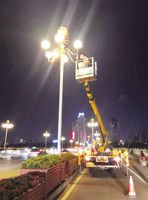 施工人员检修南湖大桥路灯(南宁市照明管理处供图)
