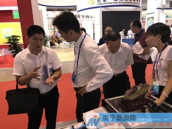 核素检测工作人员为客户介绍业务项目。