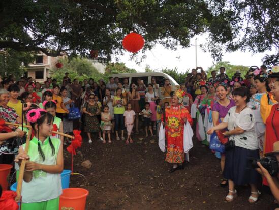 八尺江边古码头举办的拜祭“七姐”、“挑七仙水”等民俗活动开启仪式。李明莲 摄