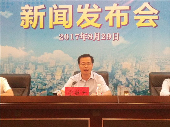 南宁市江南区委副书记宁敏升对本次活动做介绍。(图:韦兰思)