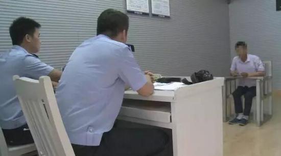 图为南宁铁路公安在查处违法分子
