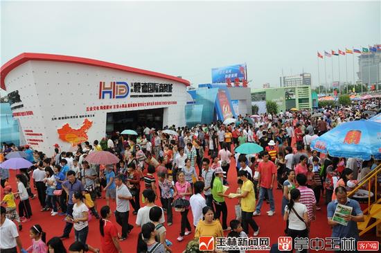 往届“岭南都会”消费购物节人气十足。