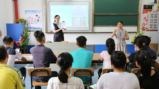 交行柳州三中支行走进柳州特殊教育学