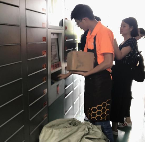“智能包裹柜+人工取件服务”