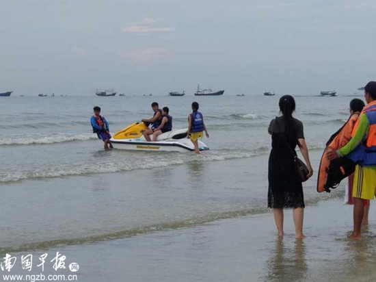 ▲游客在海边驾驶摩托艇出海游玩。