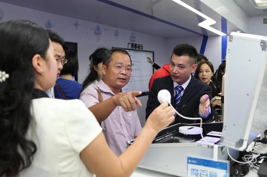 广西移动云创未来信息化巡展活动走进柳州