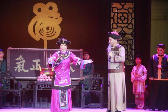 左 刘永福夫人扮演者 和 右 冯子材扮演者