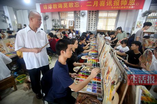 陈国华在观察学生如何画画