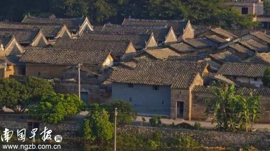 ▲大芦村民俗风情旅游区,以其规模恢宏的古民居建筑群、流传数百年楹联文化及其土特产三月红荔枝、大芦椪柑而享誉四方。