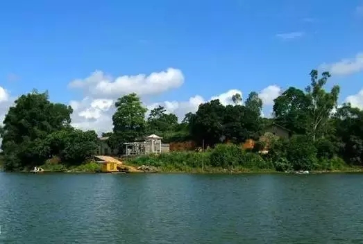 ▲越州天湖,位于浦北、合浦、博白三县交界处,地处小江水库区,南北走向,纵距最长达52公里。