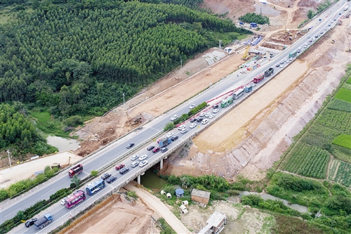 高速公路拓宽施工 本报记者 段柳健 摄