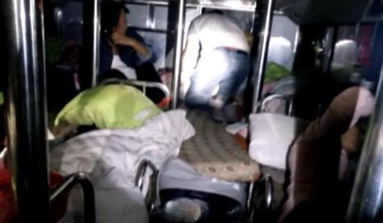 这辆超员的客车,核载39人的大客车,实际上坐了53人。 央视新闻客户端 图