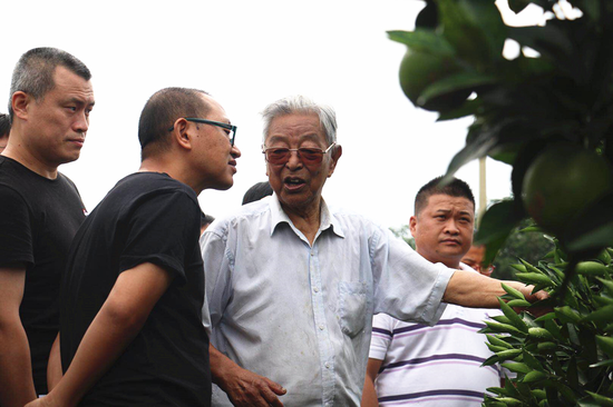 褚时健带领各地慕名而来的分销商参观果园