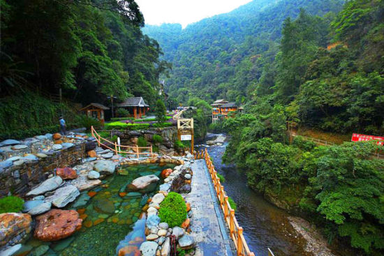 龙胜温泉置身于山水之中