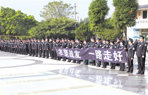 ▲追悼会现场,战友为农坚送行(南宁市公安局供图)