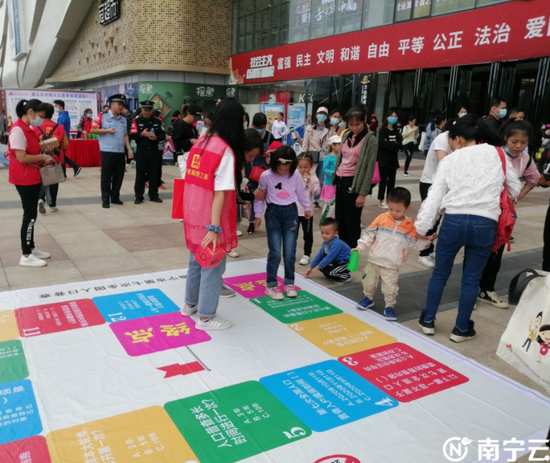 志愿者引领市民参与活动