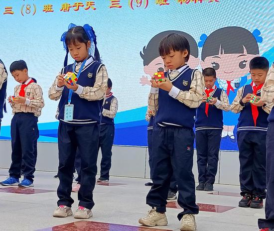 “魔方达人挑战赛”,其中一名同学在19秒的时间内解开6面魔方。
