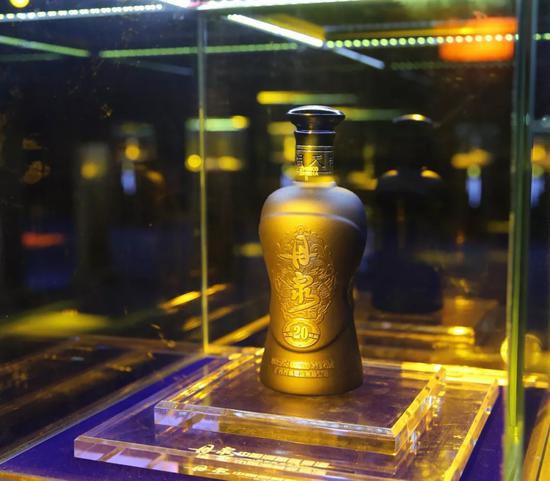 发布会外场“沉浸式”环境,及丹泉洞藏酱酒的展示