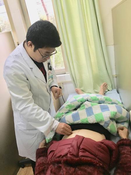 张建国医生为患者进行诊治