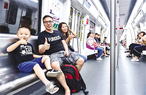 地铁3号线开通首日,一家三口特意来体验乘车,为南宁地铁点赞