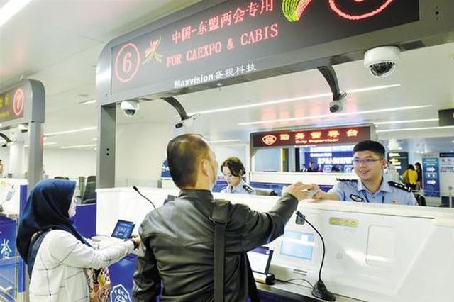 中国—东盟博览会来临 南宁口岸迎来旅客入境高峰