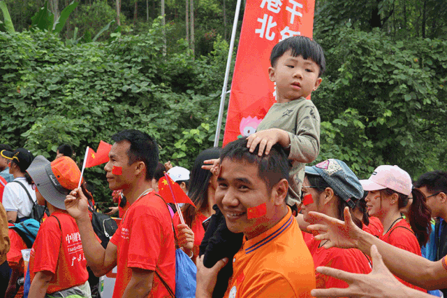 之箭一般,沿着登山赛道一路往上冲,酣畅淋漓地奔跑竞赛,展现了运动