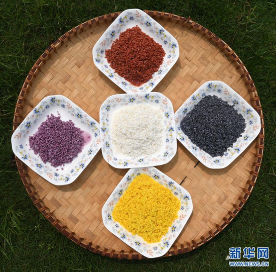 这是不同植物萃取色素浸泡后的糯米和原色糯米(3月25日摄)。新华社记者 陆波岸 摄