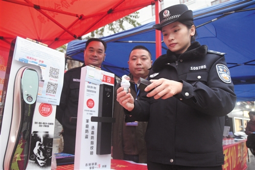 民警展示新型指纹电子锁的防盗功能 本报记者 宋延康 摄