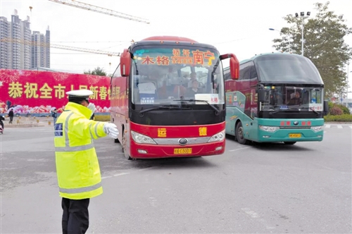 春运来临之际,交警对过往客运车辆进行隐患排查 (资料图)