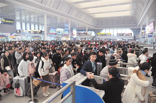 ◀在南宁东站,旅客排长队进站乘车