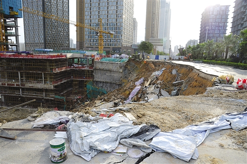 东葛路延长线路面坍塌现场 本报记者 宋延康 摄