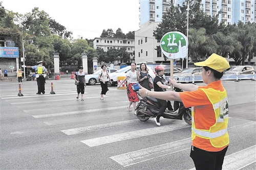 交警部门将加大对机动车不礼让斑马线违法行为的整治力度(交警供图)