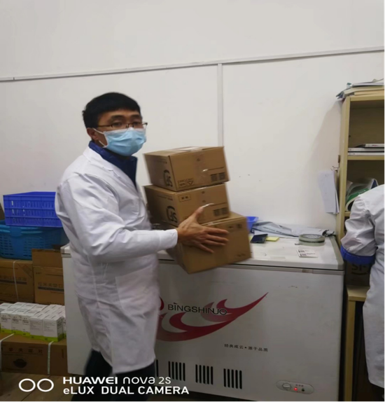 党员韦利玲在进行药品的打包和搬运