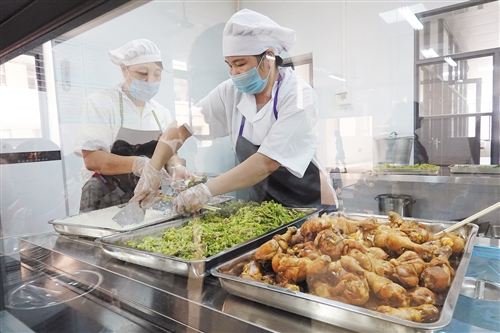 食堂为午托学生提供干净可口的饭菜