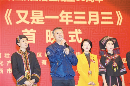 主演刘之冰(左二)和颜丹晨(左三)在首映式上