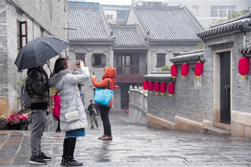 虽然这些天接连下雨,但阻挡不了市民游览三街两巷的热情 本报记者 宋延康 摄