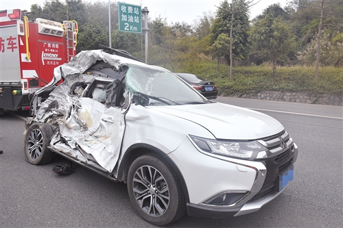 三菱越野车受损严重 (消防供图)