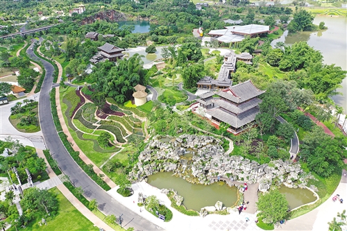 广西园运用了壮锦、干栏式建筑等壮乡文化特色元素