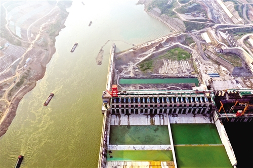 ▲建设中的大藤峡水利枢纽工程左岸项目工程(8月10日无人机拍摄)。