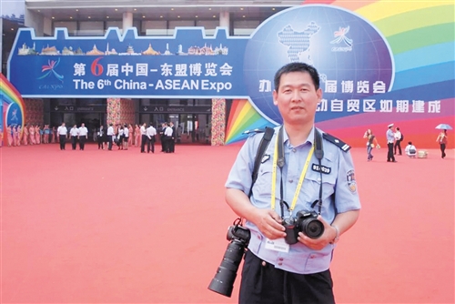 连续15届东博会、峰会的执勤,于宏从未缺席(交警供图)